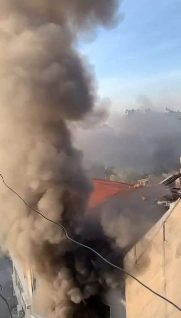 Alev alev yanan daire mahalleliyi korkuttu