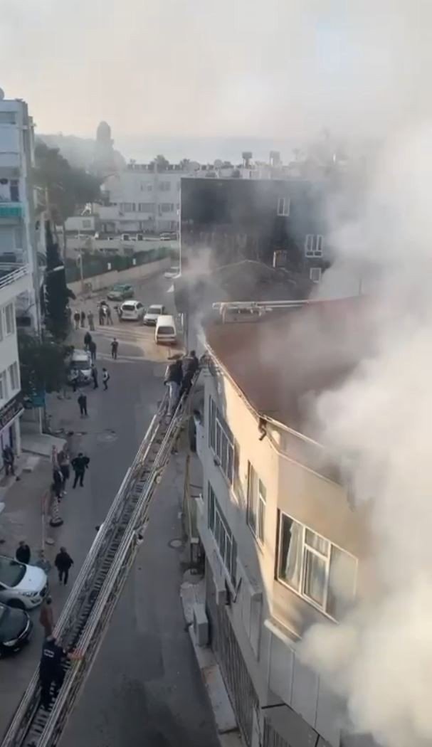 Alev alev yanan daire mahalleliyi korkuttu