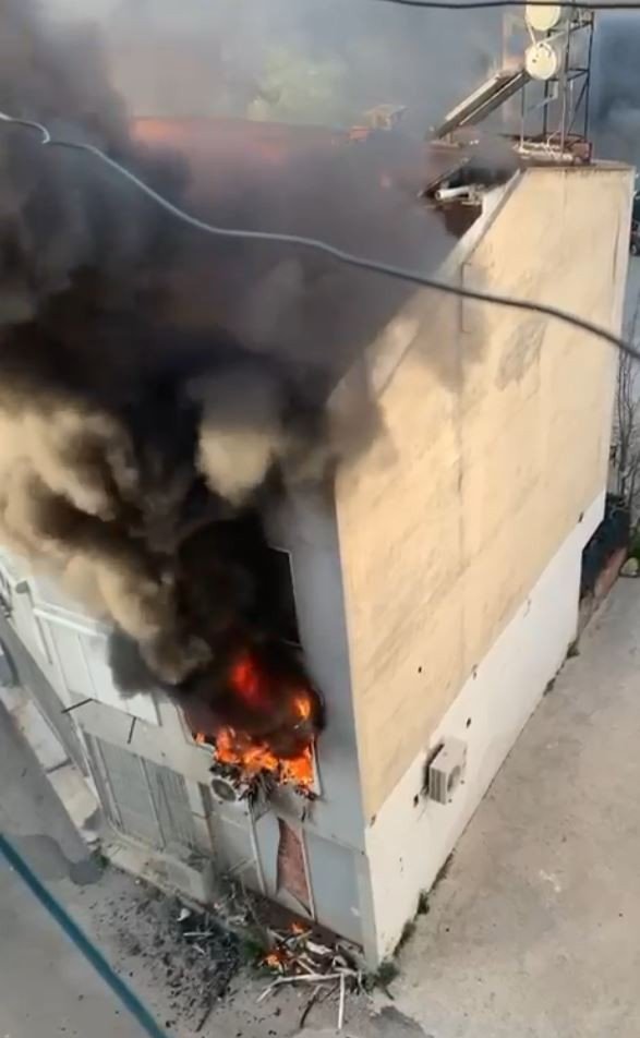 Alev alev yanan daire mahalleliyi korkuttu