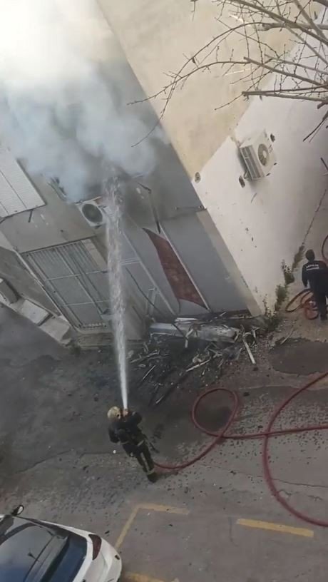 Alev alev yanan daire mahalleliyi korkuttu