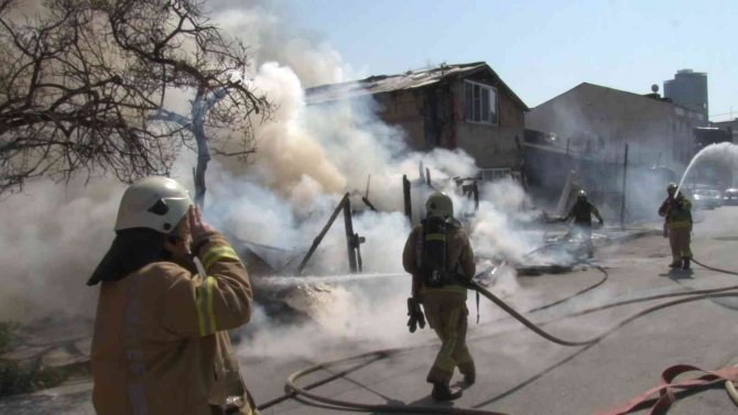 Alevlerin sardığı gecekondu küle döndü