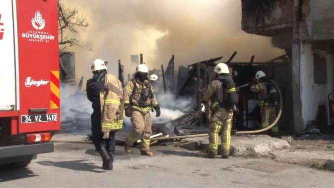 Alevlerin sardığı gecekondu küle döndü