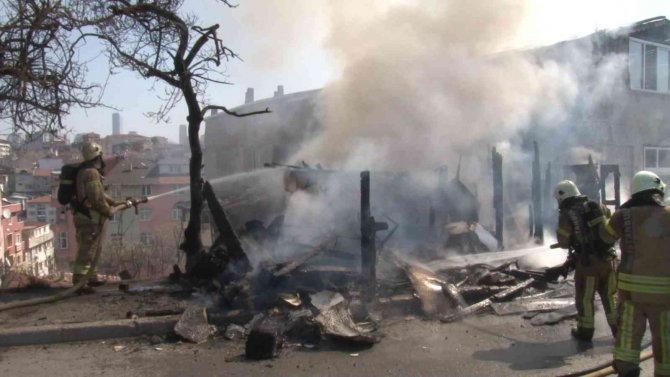 Alevlerin sardığı gecekondu küle döndü