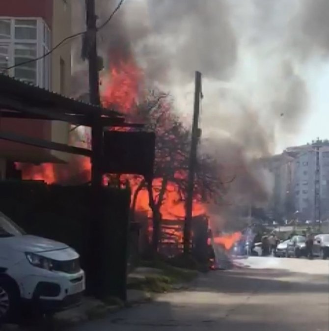 Alevlerin sardığı gecekondu küle döndü