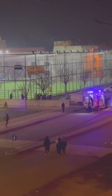 Bursa’da halı sahada maç oynayan bir kişi aniden fenalaştı