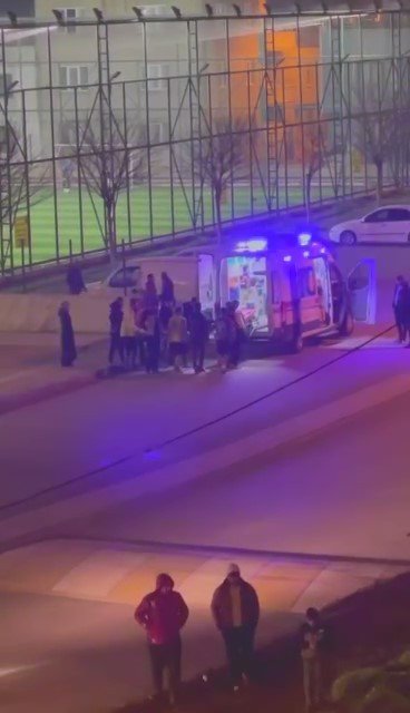 Bursa’da halı sahada maç oynayan bir kişi aniden fenalaştı