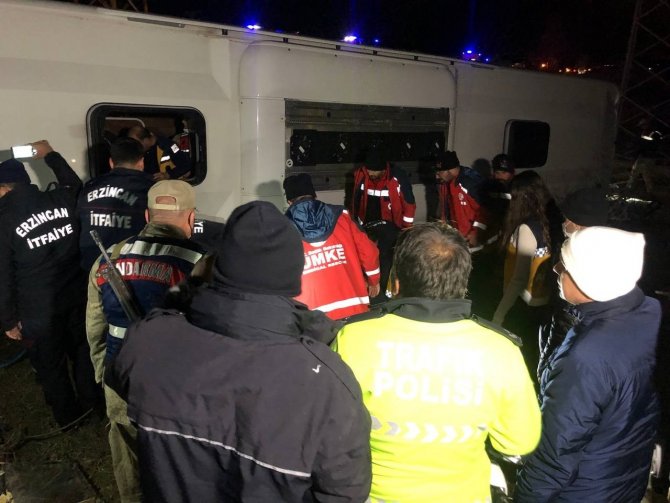 Erzincan’da yolcu otobüsü şarampole devrildi: 1 ölü, 8’i ağır 33 yaralı