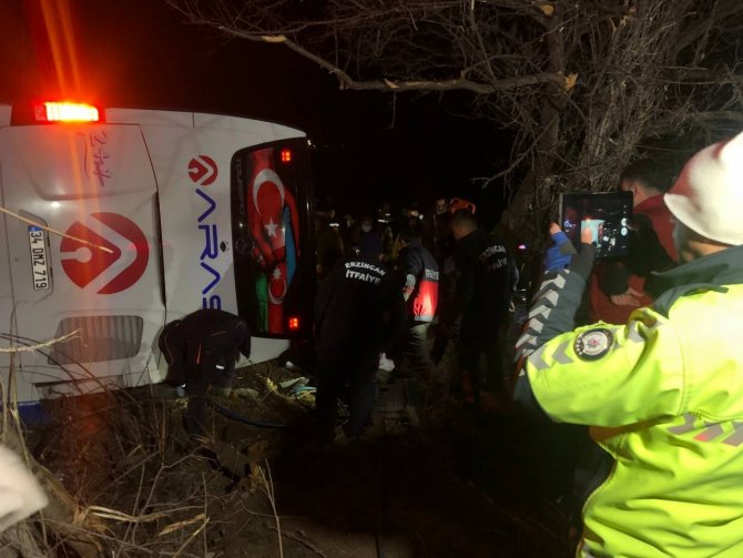 Erzincan’da yolcu otobüsü şarampole devrildi: 1 ölü, 8’i ağır 33 yaralı