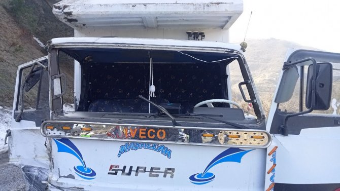 Freni boşalan kamyon bariyerlere çarptı: 3 yaralı