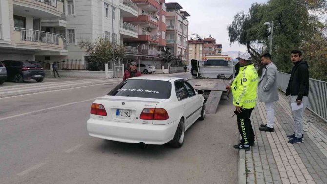 Gürültü kirliliği oluşturan araç sürücüne ceza kesilip, araç trafikten men edildi