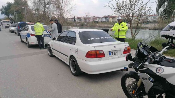 Gürültü kirliliği oluşturan araç sürücüne ceza kesilip, araç trafikten men edildi