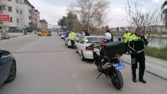 Gürültü kirliliği oluşturan araç sürücüne ceza kesilip, araç trafikten men edildi