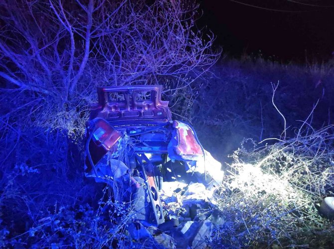 Hurdaya dönen araçtan 2 yaralı çıktı