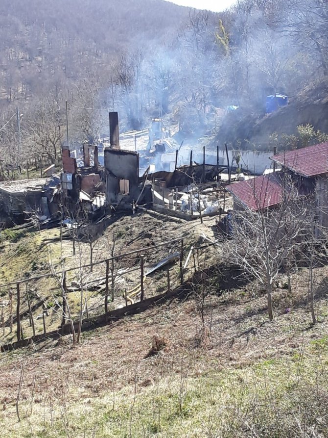 İki katlı ev yanarak küle döndü