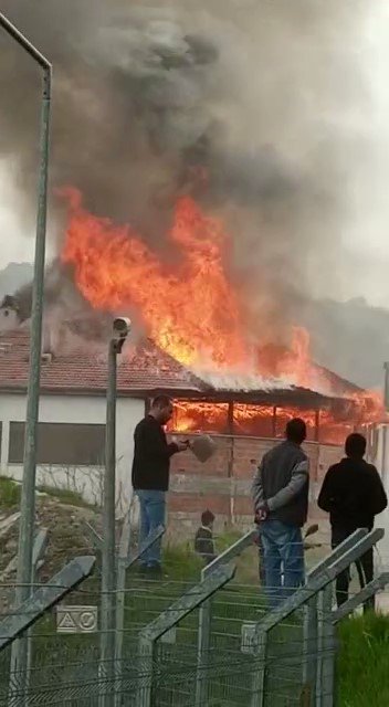 İmalathane ve 2 eve sıçrayan yangında korku dolu anlar yaşandı