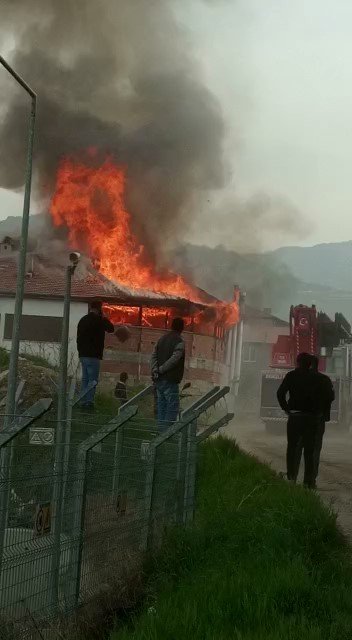 İmalathane ve 2 eve sıçrayan yangında korku dolu anlar yaşandı