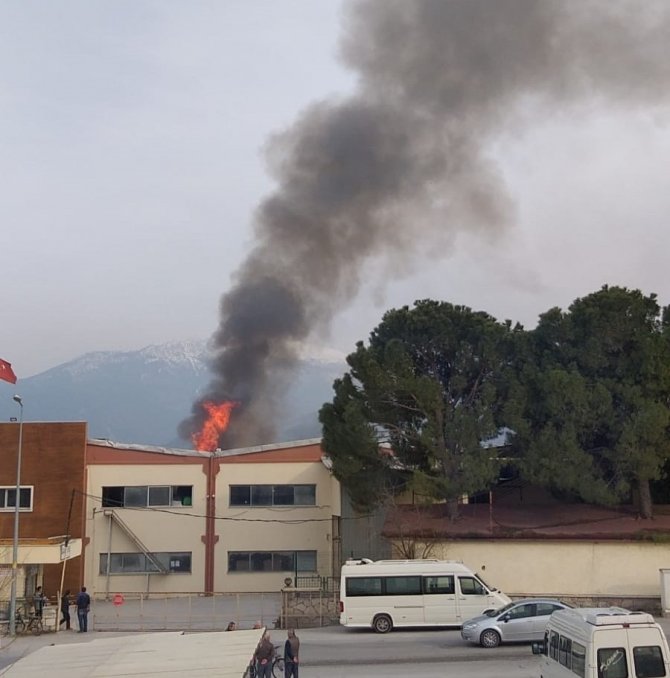 İmalathane ve 2 eve sıçrayan yangında korku dolu anlar yaşandı