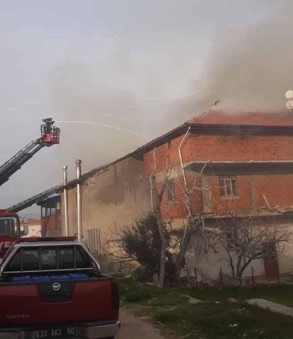 İmalathane ve 2 eve sıçrayan yangında korku dolu anlar yaşandı