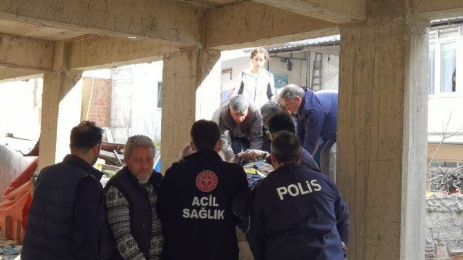 İnşaatın 3. katından düşen kalıp ustası ağır yaralandı