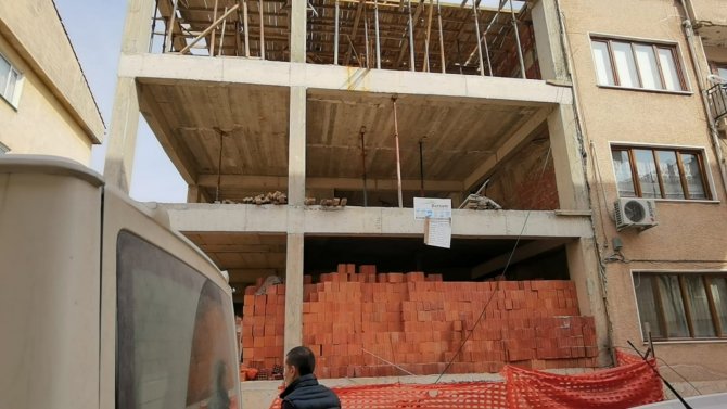 İnşaatın 3. katından düşen kalıp ustası ağır yaralandı