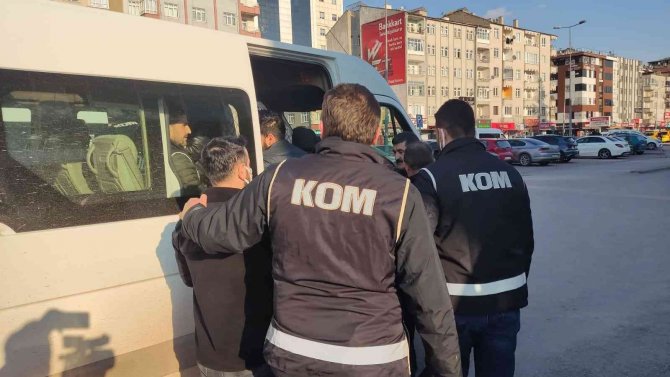 Kaçak tütün operasyonunda gözaltına alınan 15 kişi sağlık kontrolünden geçirildi
