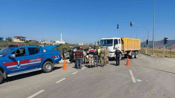 Kamyon ile otomobil çarpıştı: 5 yaralı