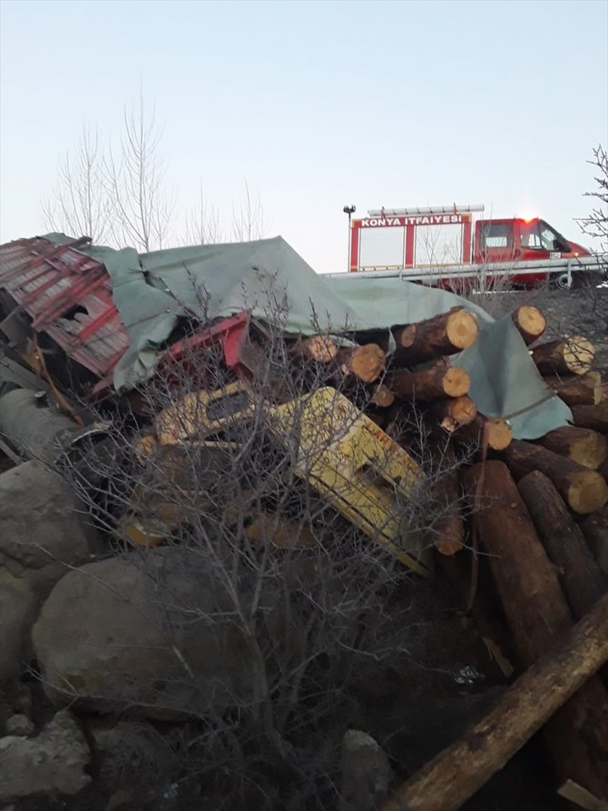 Konya'da tomruk yüklü kamyon devrildi