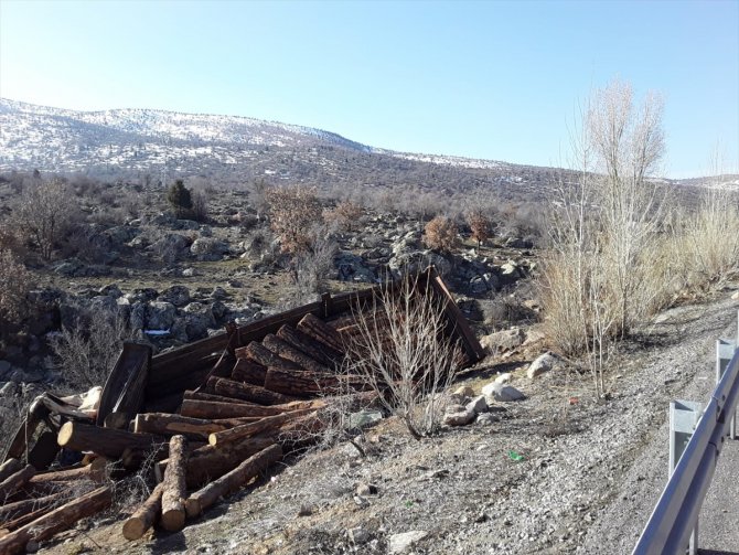 Konya'da tomruk yüklü kamyon devrildi