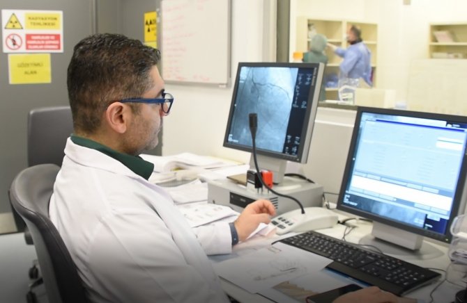 Kırık kalp sendromu en çok kadınları etkiliyor