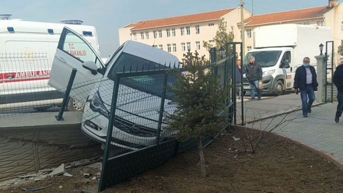 Kontrolden çıkan otomobil bahçe duvarına çarptı