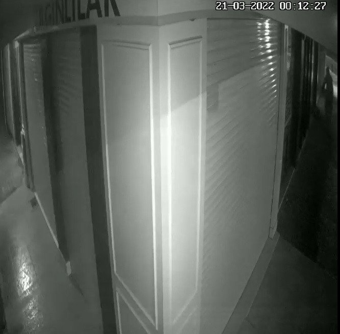 Konya'da flaş hırsızlık! Gece duvarı delip soygun yaptı, gündüz karısı altınları kuyumcuda sattı