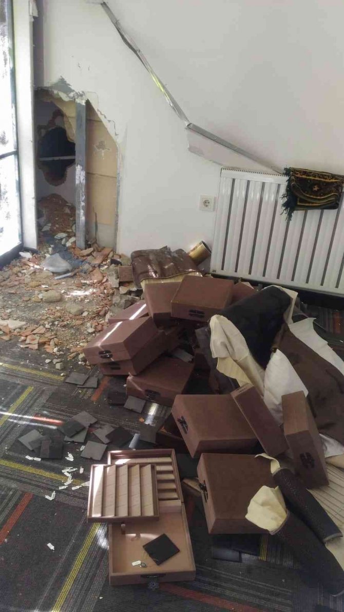 Konya'da flaş hırsızlık! Gece duvarı delip soygun yaptı, gündüz karısı altınları kuyumcuda sattı