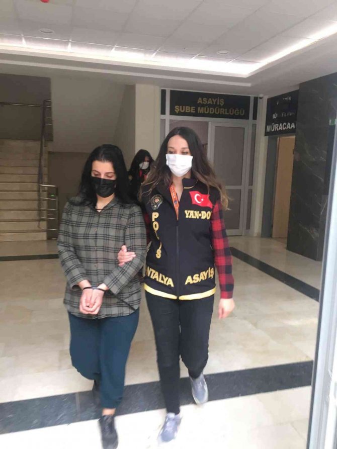 Pazarda yankesicilik yapan 2 suç makinesi kadın tutuklandı