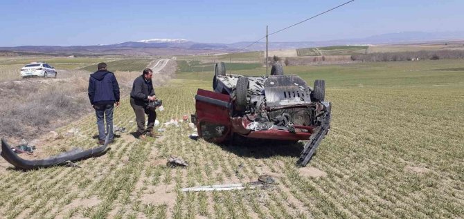Şarampole devrilen hafif ticari araçta 1’i ağır 3 kişi yaralandı