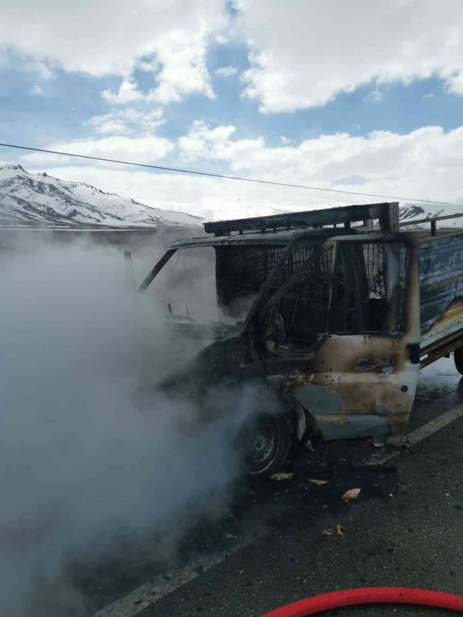 Seyir halindeki kamyonet alev alev yandı