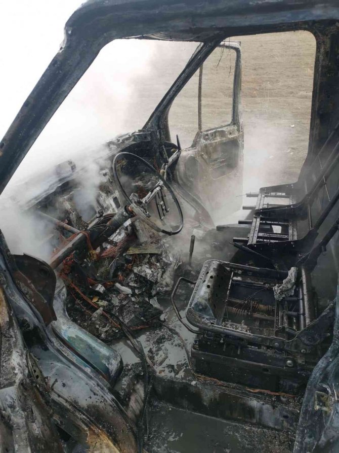 Seyir halindeki kamyonet alev alev yandı