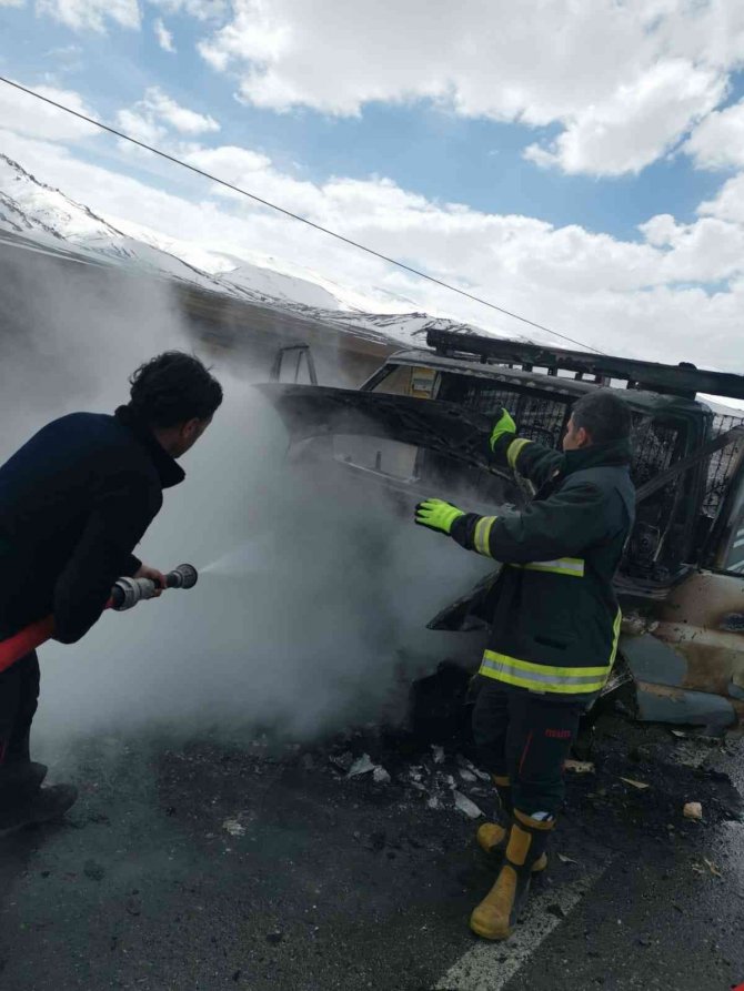 Seyir halindeki kamyonet alev alev yandı