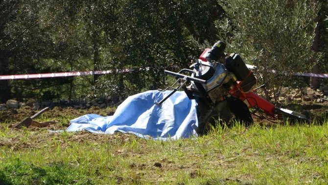 Tarlada çalıştığı çapa makinesinin altında kalan adam hayatını kaybetti