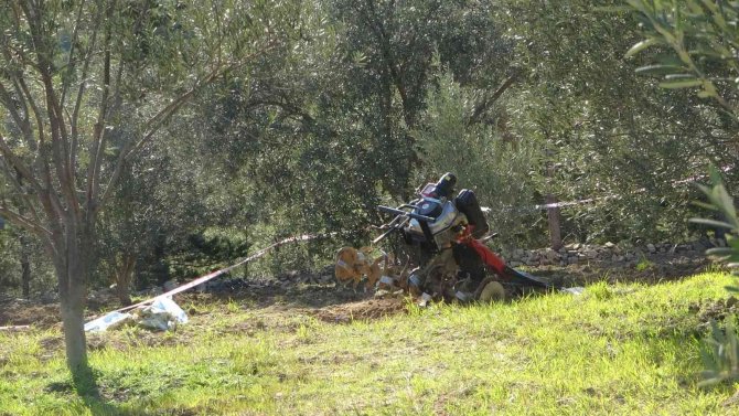 Tarlada çalıştığı çapa makinesinin altında kalan adam hayatını kaybetti