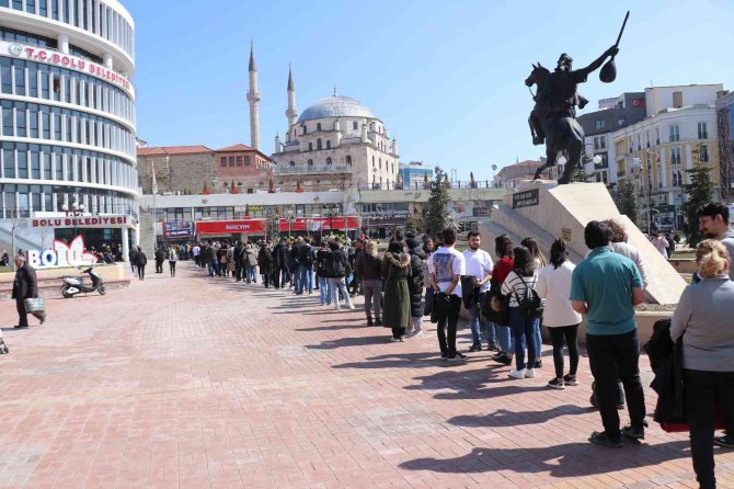Tiyatro bileti alabilmek için metrelerce kuyruk oluşturdular