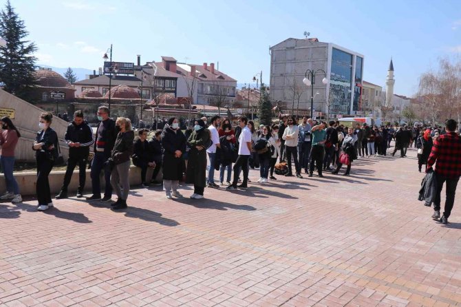 Tiyatro bileti alabilmek için metrelerce kuyruk oluşturdular
