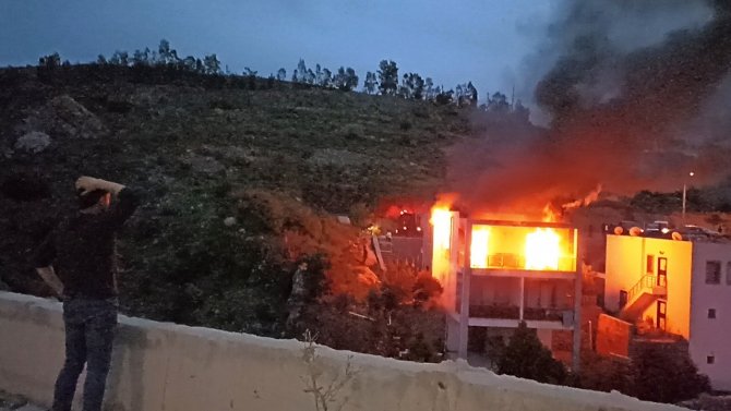 Yangında ev alev topuna döndü