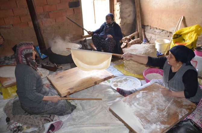 Yarım asrı aşkındır imece usulü yufka yapıyorlar