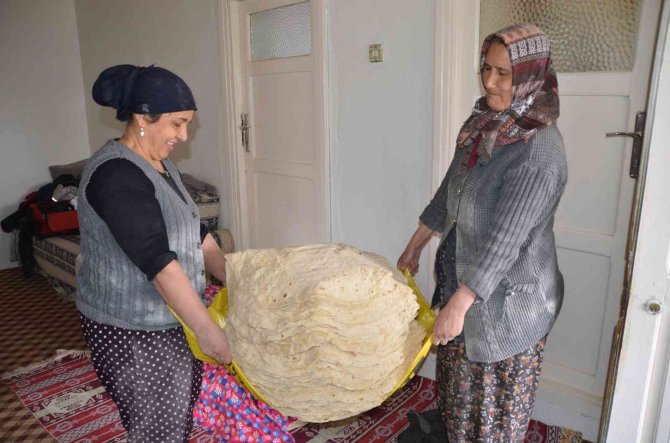 Yarım asrı aşkındır imece usulü yufka yapıyorlar