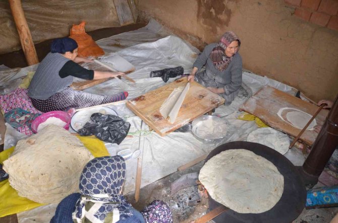 Yarım asrı aşkındır imece usulü yufka yapıyorlar