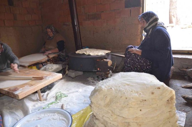 Yarım asrı aşkındır imece usulü yufka yapıyorlar