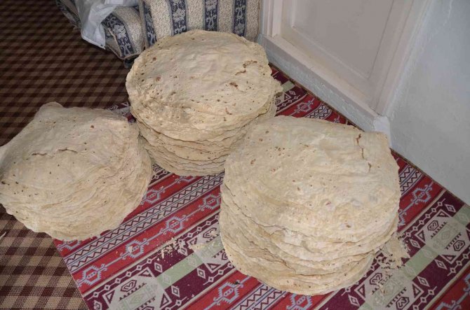 Yarım asrı aşkındır imece usulü yufka yapıyorlar