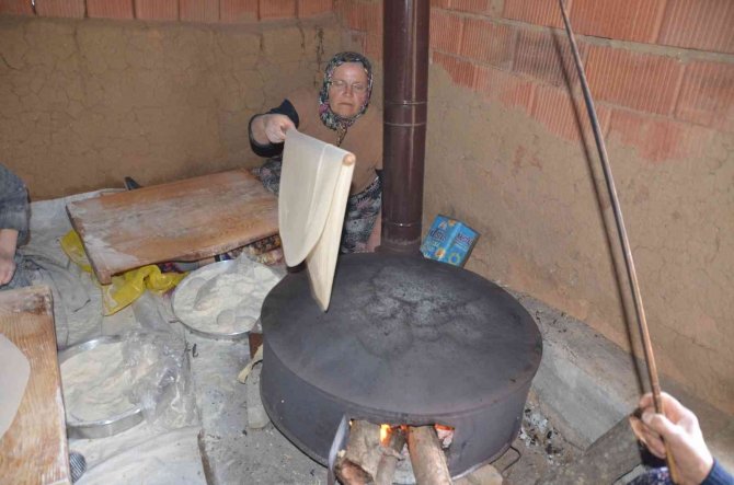 Yarım asrı aşkındır imece usulü yufka yapıyorlar