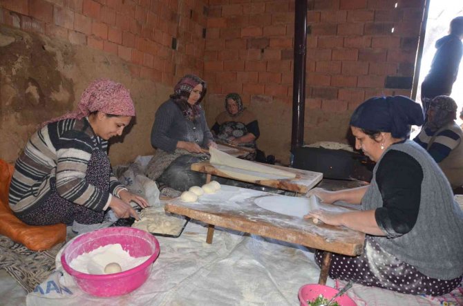 Yarım asrı aşkındır imece usulü yufka yapıyorlar