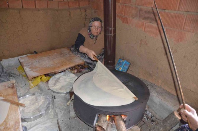 Yarım asrı aşkındır imece usulü yufka yapıyorlar